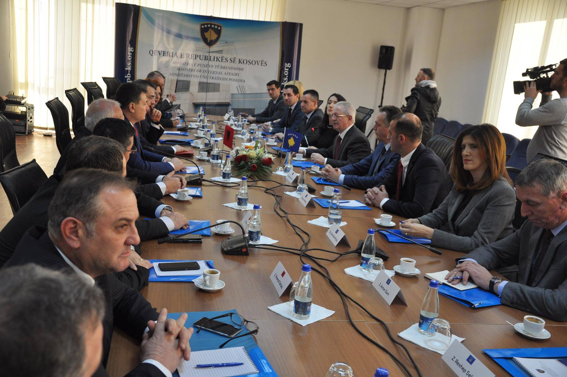 Ministrat Hyseni e Tahiri diskutojn për situaten e sigurisë në rajon