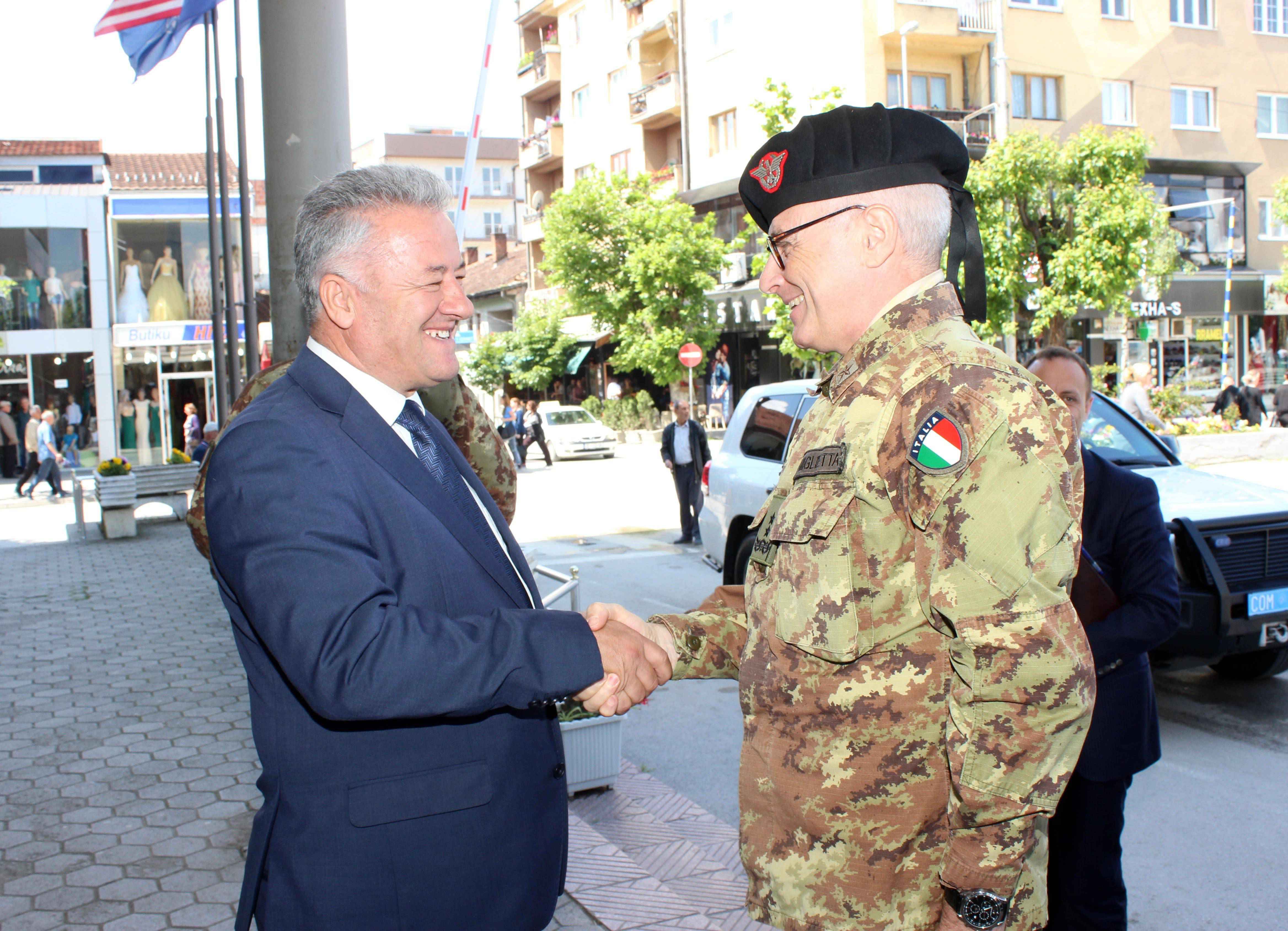 KFOR commander meets mayr of Ferizaj