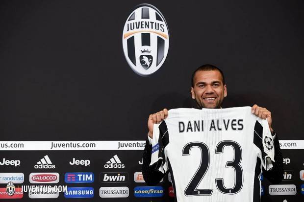 Alves prezantohet si futbollisti i Juventusit