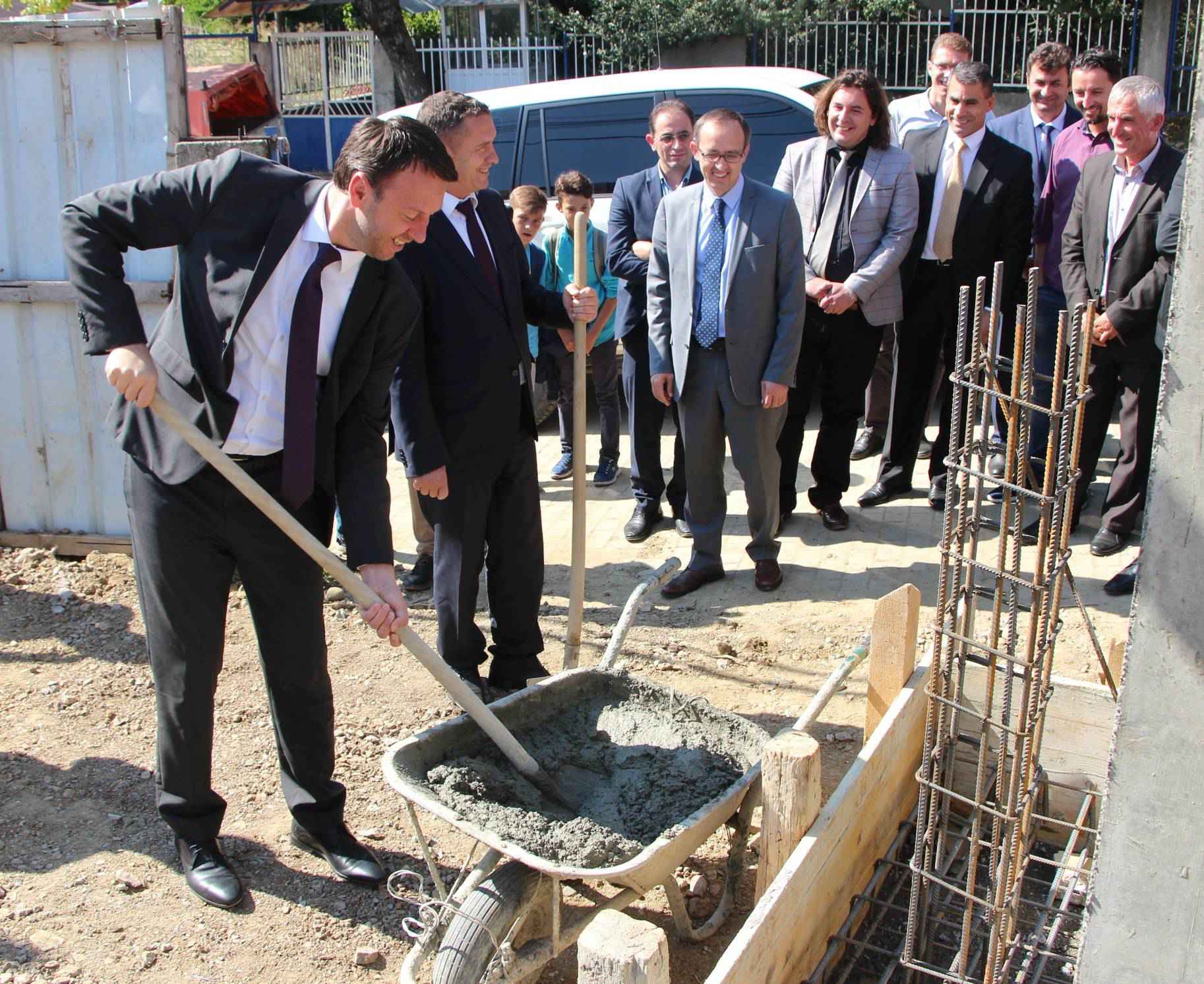 Abrashi vuri gurthemelin në projektin e Zyrës së Punësimit në Rahovec