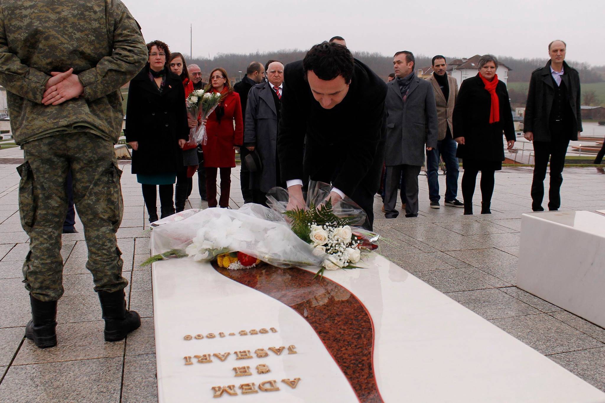 Vetëvendosje bën homazhe në Prekaz dhe te Zahir Pajaziti