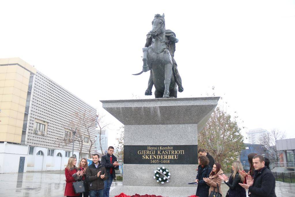 Rinia e PDK-së vendosi emrin e Skënderbeut në monumentin e tij