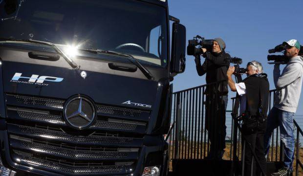 Daimler prodhon kamionin pa shofer 