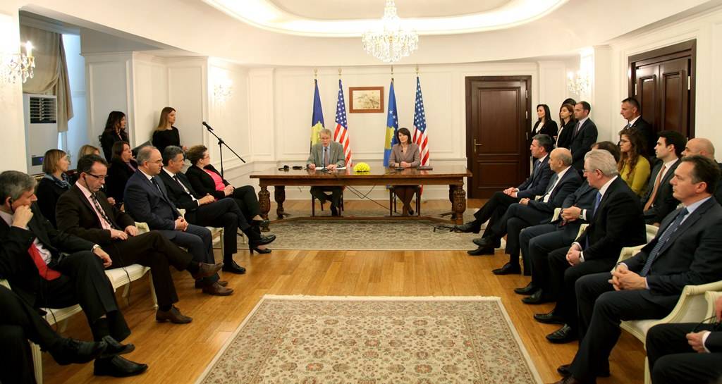 Kosova dhe SHBA nënshkruan marrëveshjen e ekstradimit