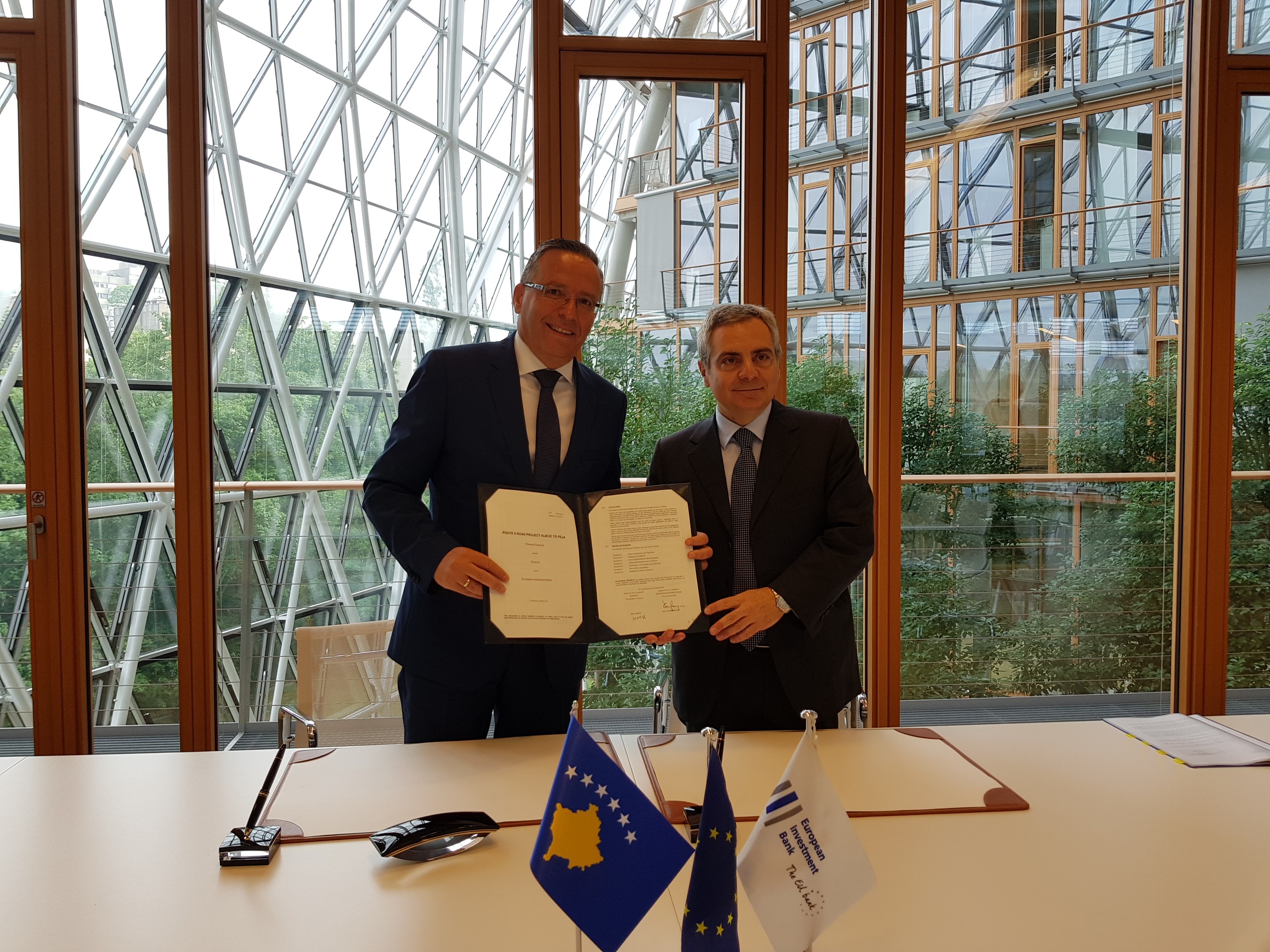 Ministri Hamza sjell në Kosovë Bankën Evropiane për Investime