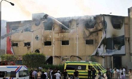 Vdesin 25 persona nga djegja e një fabrike mobiliesh në Egjipt