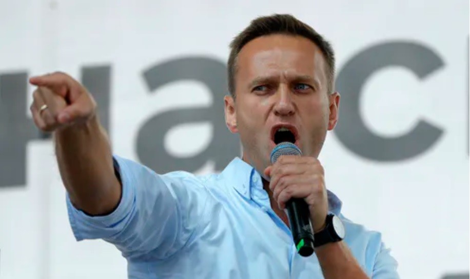 Navalny ende në koma, por simptomat e tij po përmirësohen