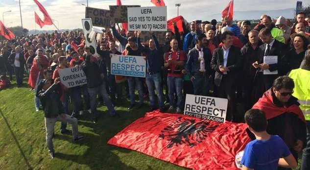 Shqiptarët protestojnë para UEFA-s