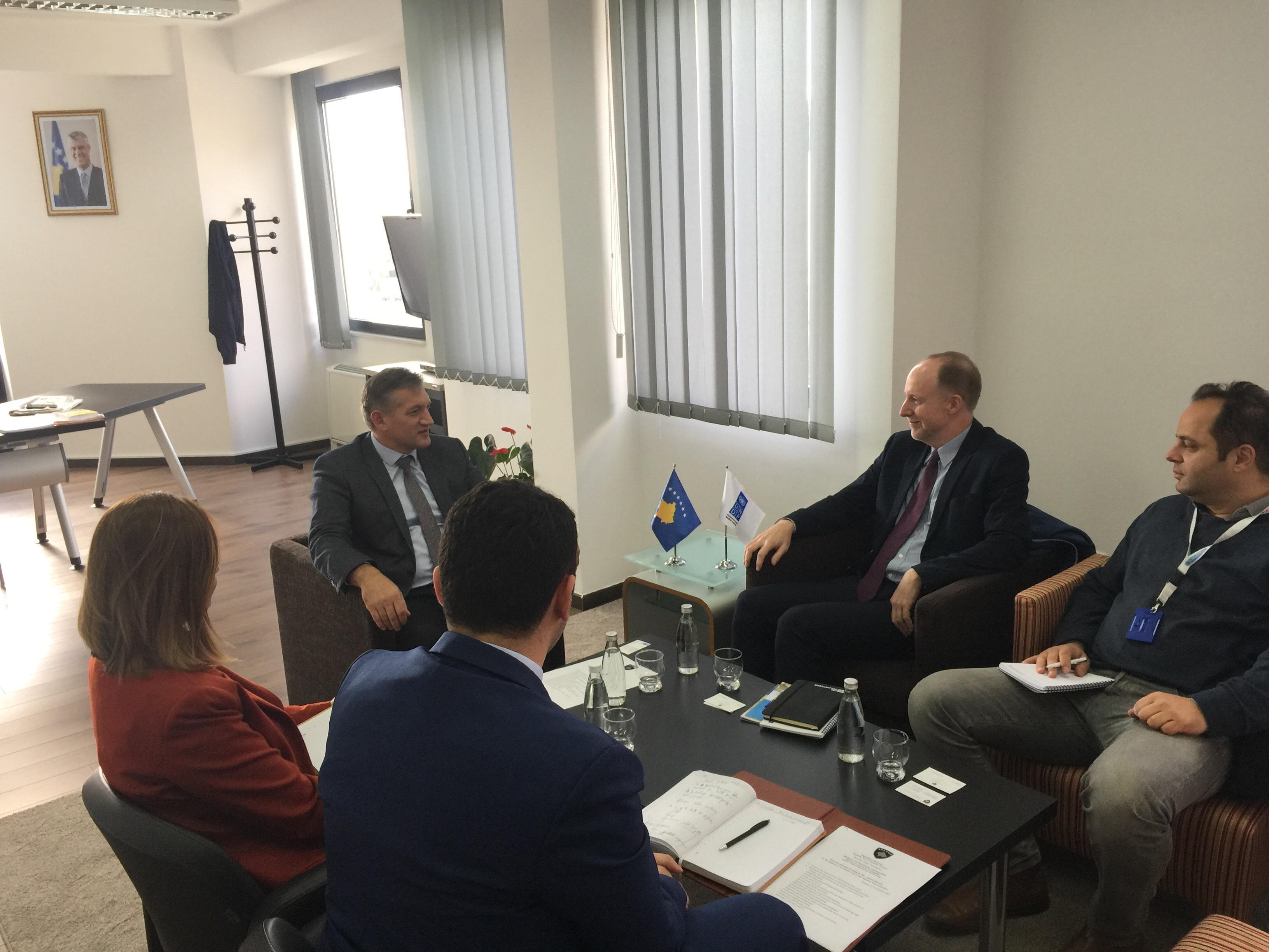 Ministri Beqaj takoi përfaqësuesin e përhershëm të UNDP-së Andrew Russell