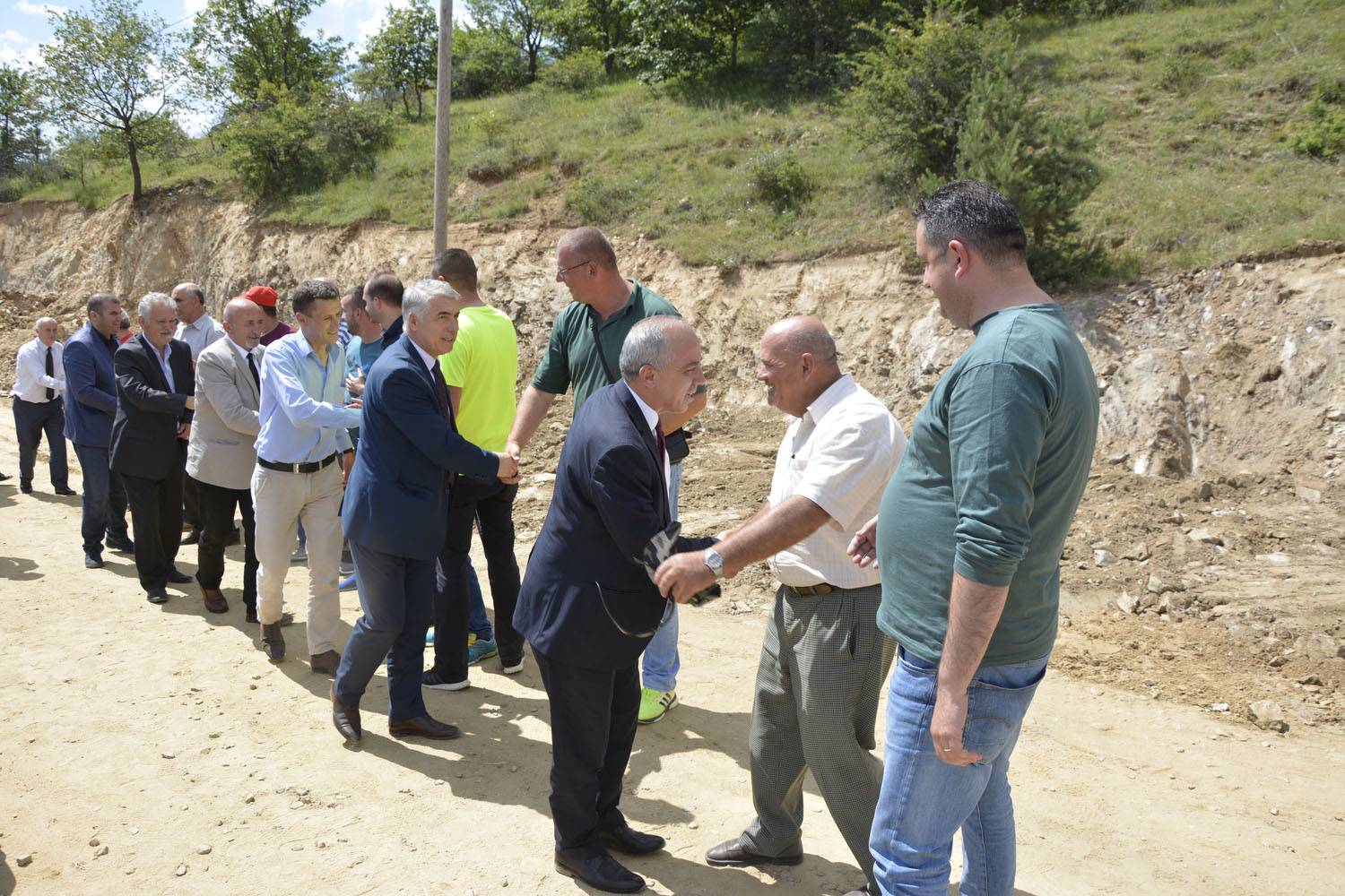 Ministri Zharku inspektoi punimet në rrugën Muçivërc-Kranidell
