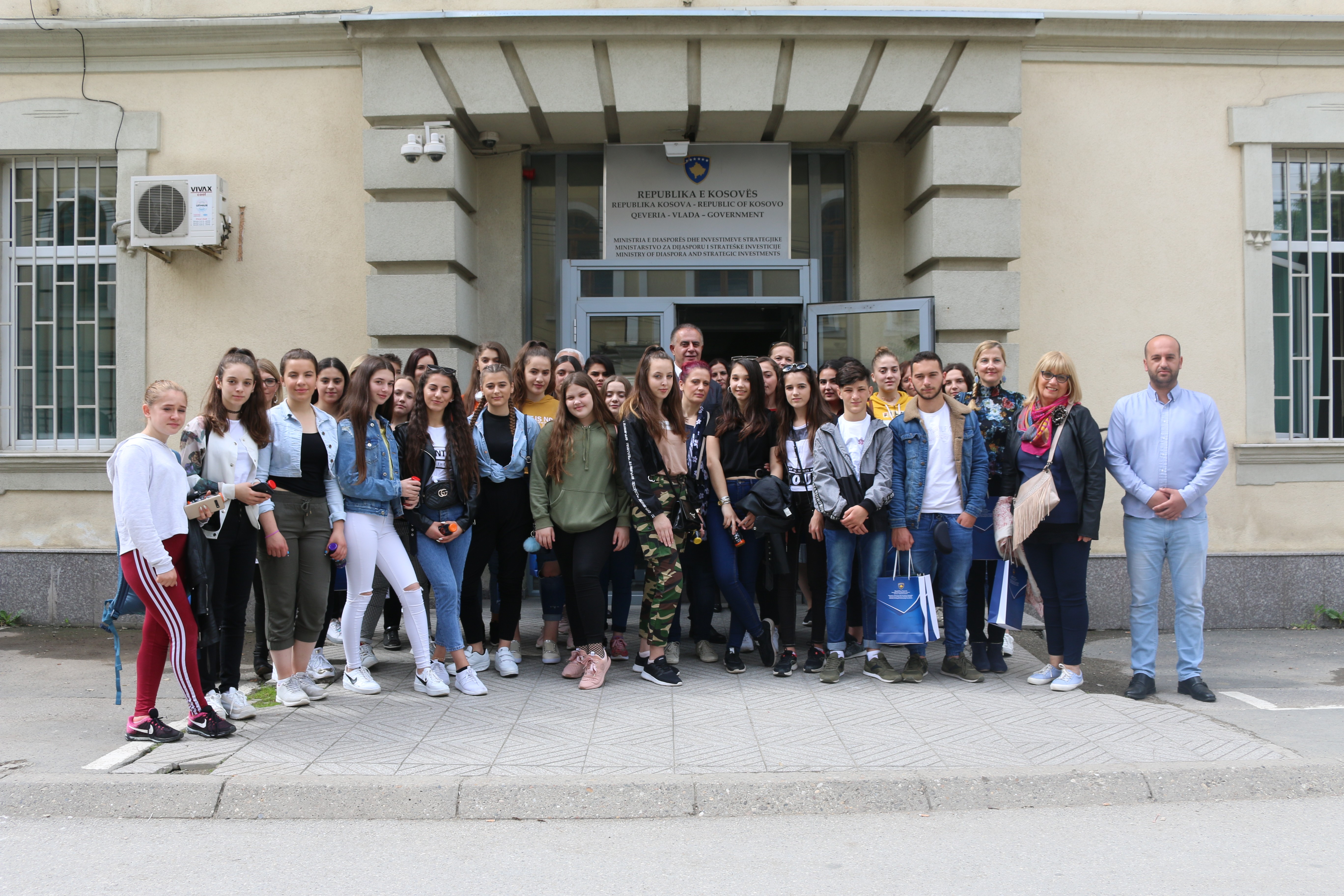 Nxënësit e shkollës shqipe nga Sllovenia të lumtur me vizitën në vendlindje