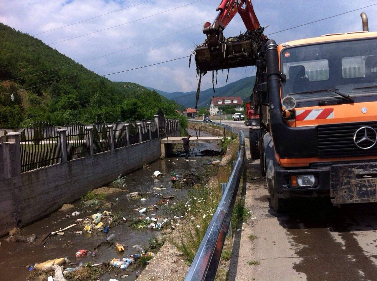 Rreth 200 tonë mbeturina janë larguar nga lumenjtë e Mitrovicës