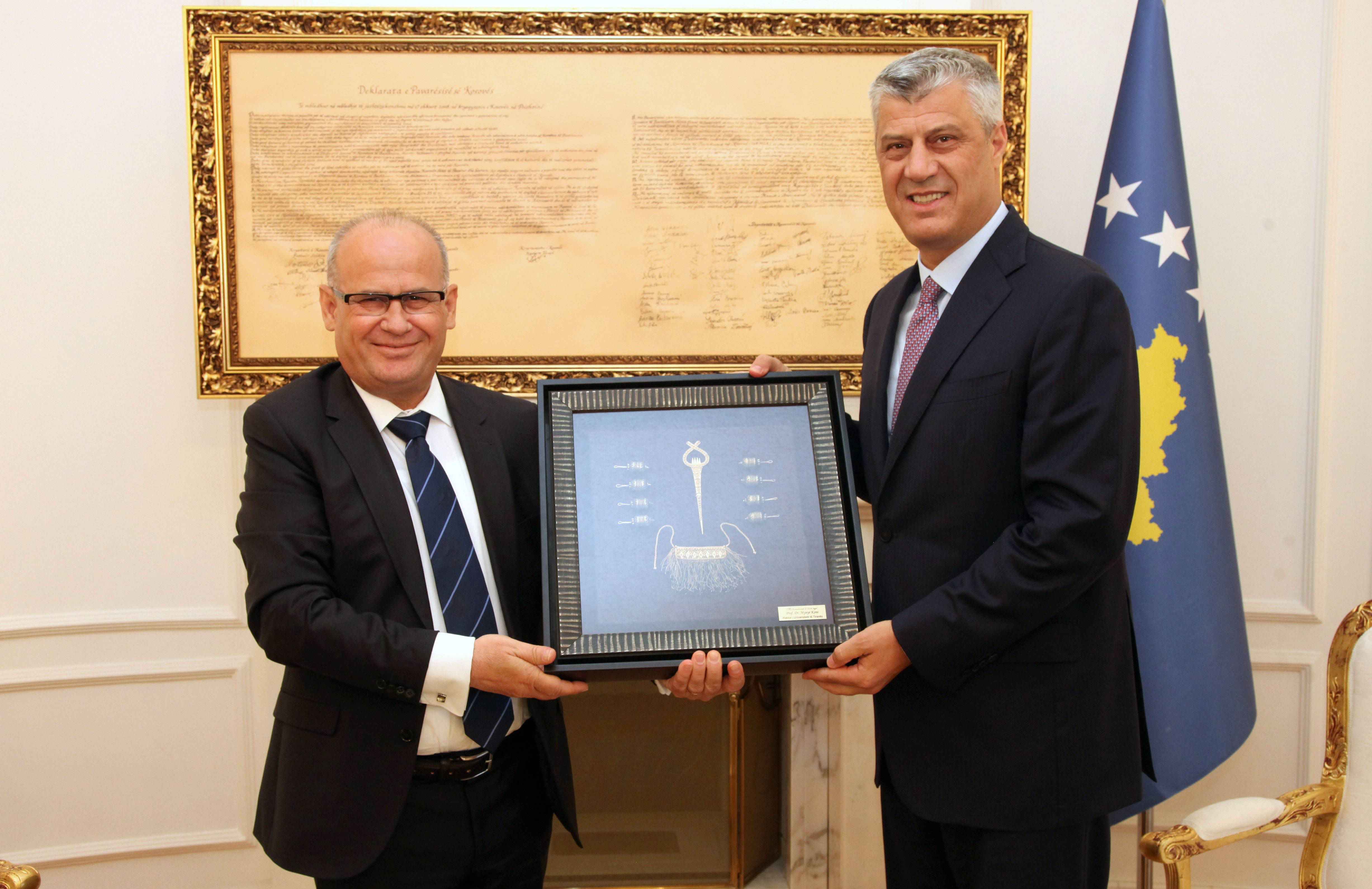 Presidenti Thaçi takoi rektorin e Universitetit të Tiranës
