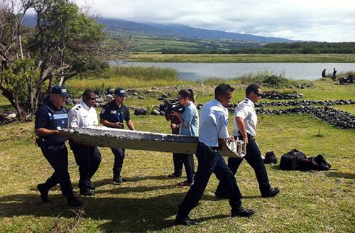 Gjendet një mbetje avioni që dyshohet se i përket MH370