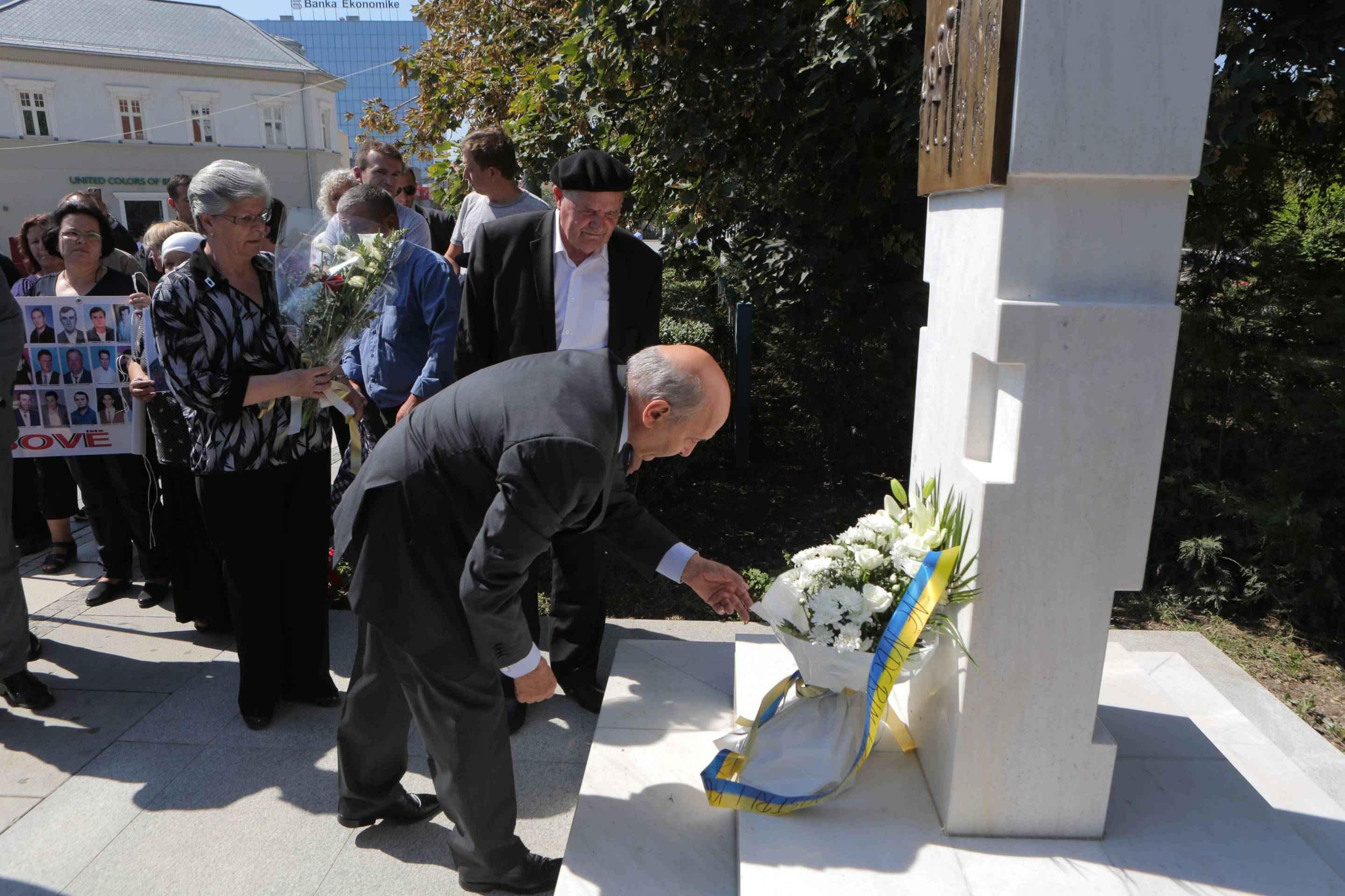 Mustafa bëri homazhe pranë përmendores dedikuar personave të zhdukur