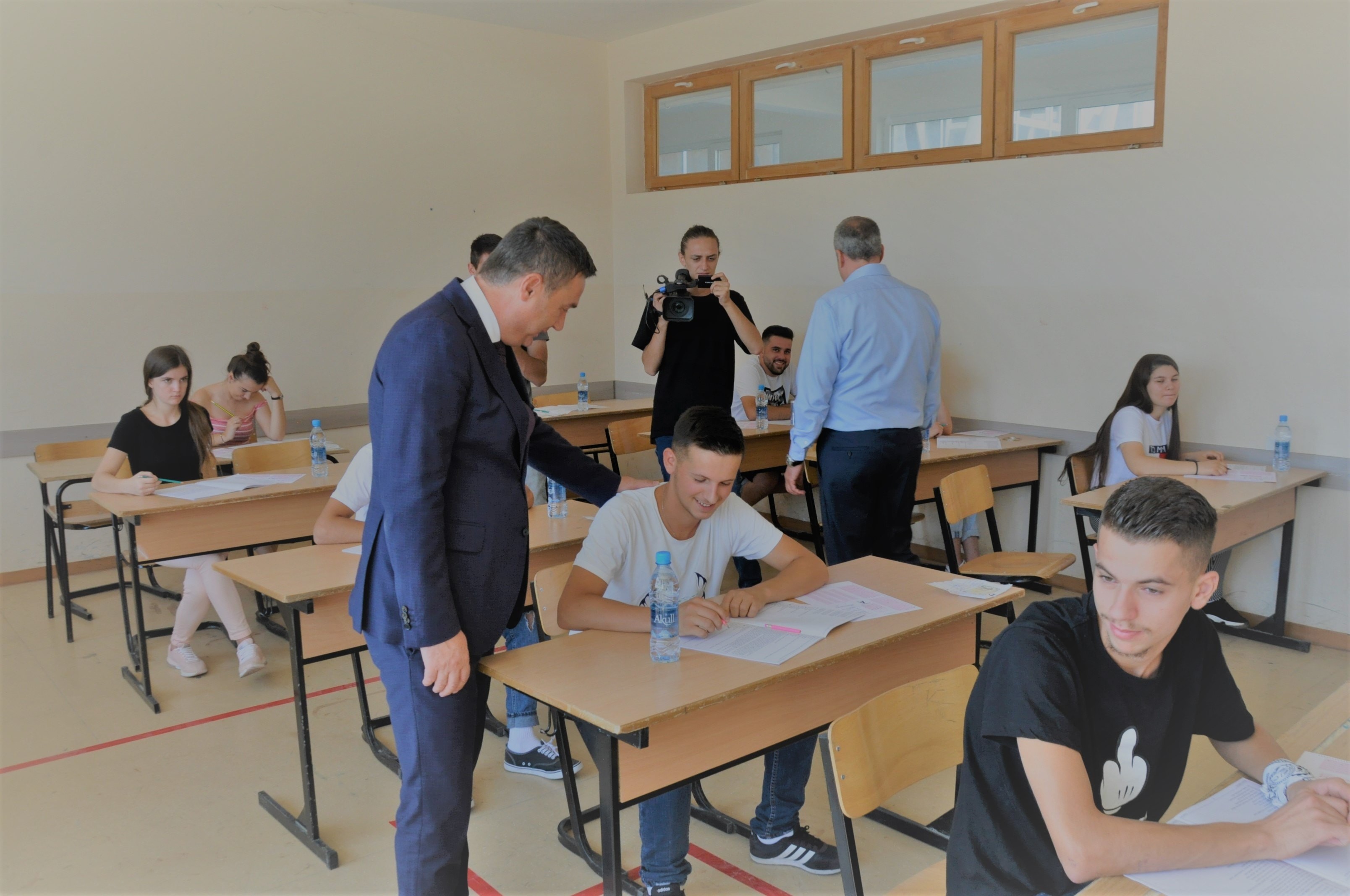 Mbi 10 mijë maturantë iu nënshtruan testit të maturës