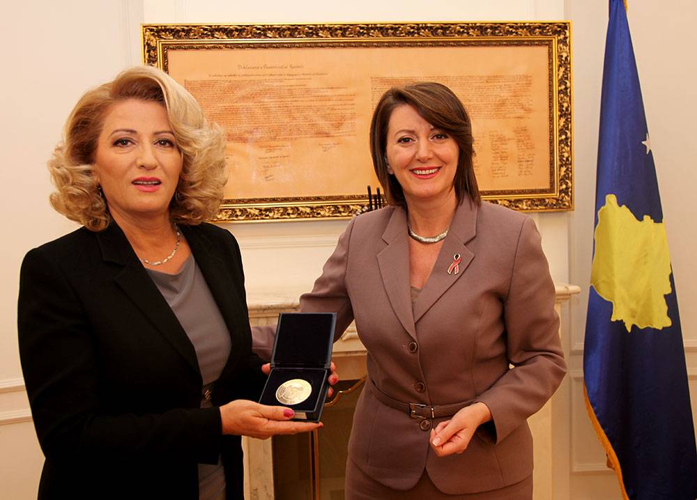 Presidentja e dekoroi Shkurte Fejzen me Medaljen Presidenciale  