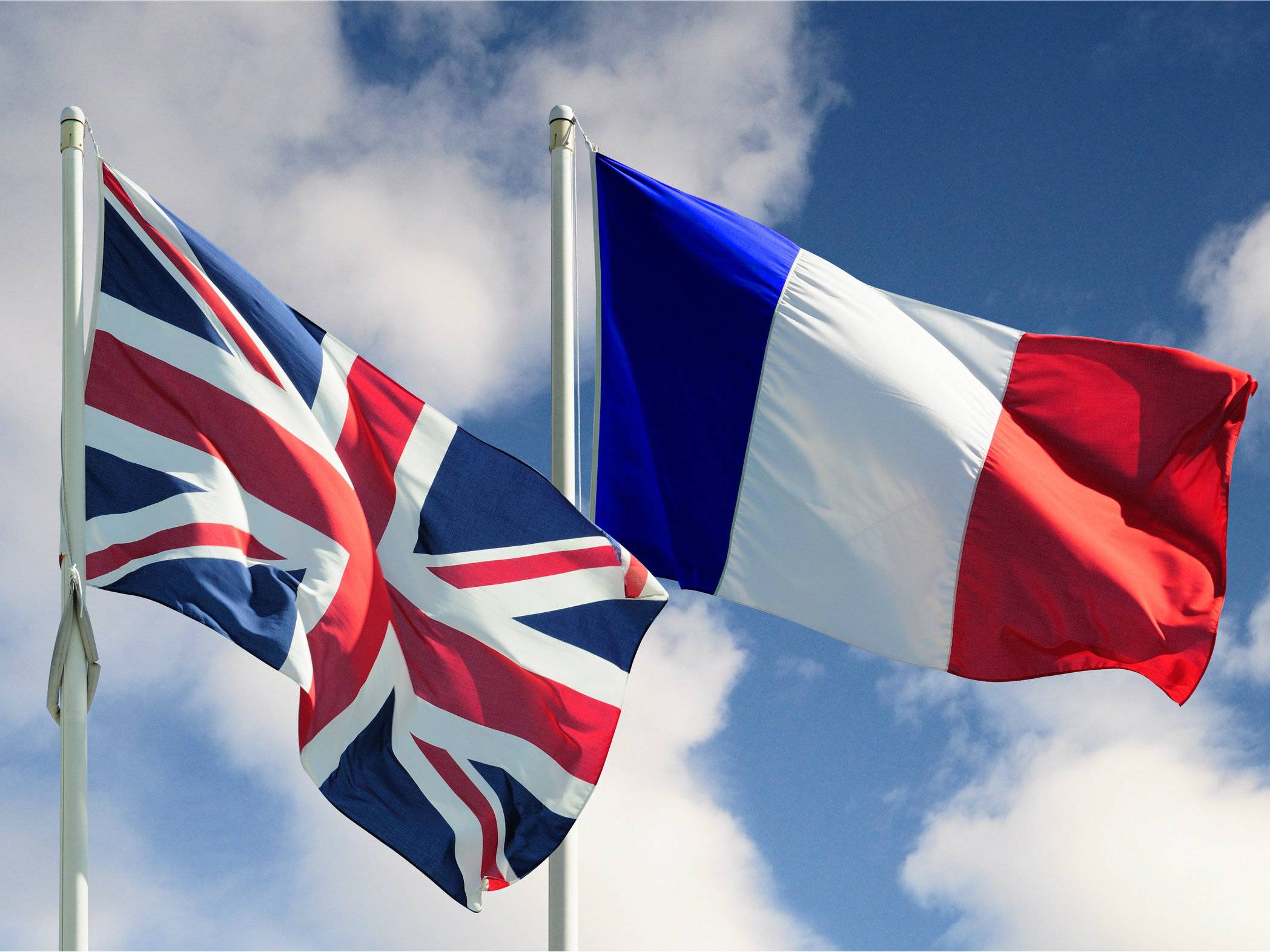 Britania e Franca forcojnë bashkëpunimin në sigurimin e kufirit 