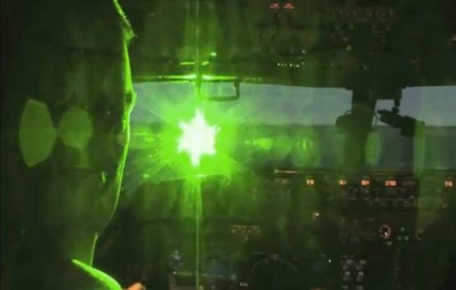 AVC: Ndriçimi i aeroplanëve dhe helikopterëve me laser i kundërligjshëm