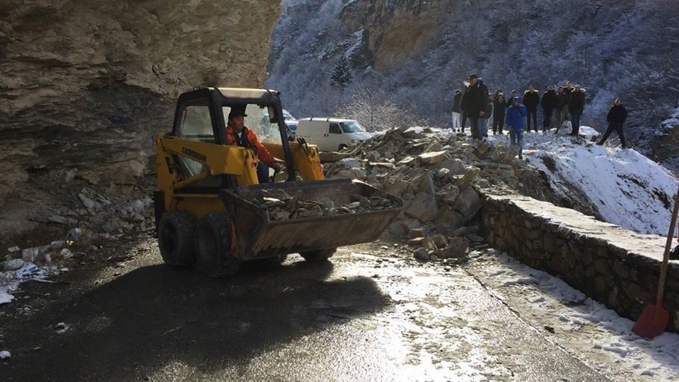 Rrëshqitje dheu dhe gurësh në aksin rrugor Restelicë – Dragash,