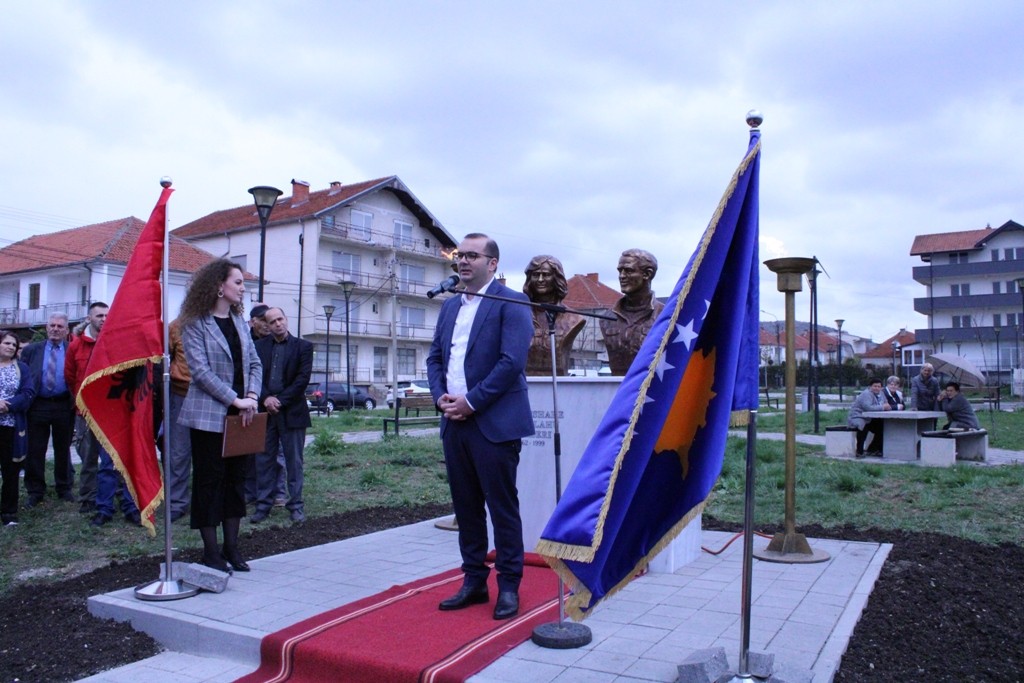 Përurohen bustet e dëshmorëve Tefik e Hanumshahe Zymberi 