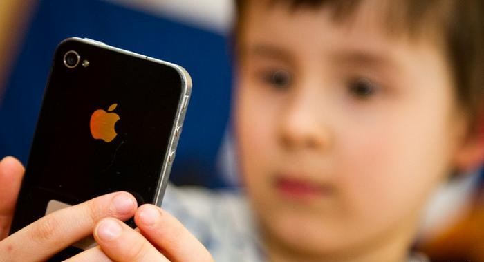 Fëmijëve duhet t'u lejohet celulari vetëm nga mosha 9 vjeç e lart