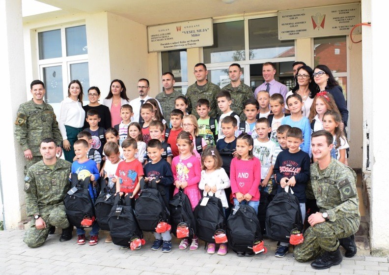 Ndahen pajisje mësimore për nxënësit e shkollave në Janjevë dhe në Ponesh