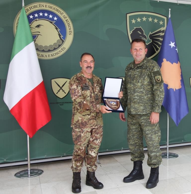  Gjenerallejtënant Salvatore Farina pritet me ceremoni ushtarake në FSK