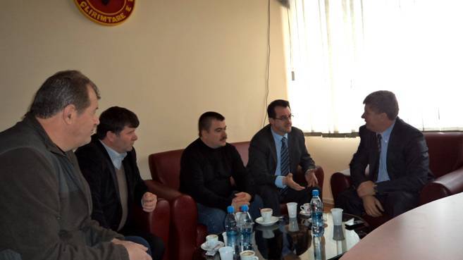 Ministri Agani viziton shoqatat e dala nga lufta e UÇK-së