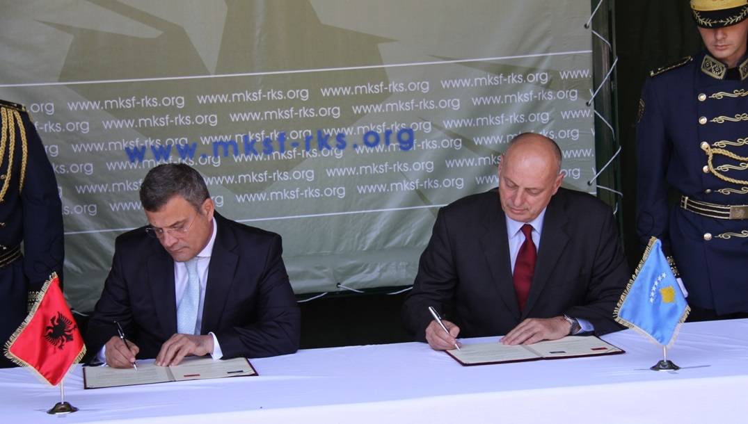 Ministri Çeku dhe ministri Imami nënshkruan marrëveshjen SOFA