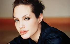 Angelina Jolie viziton një anije luftarake gjatë muajit të mjaltit 