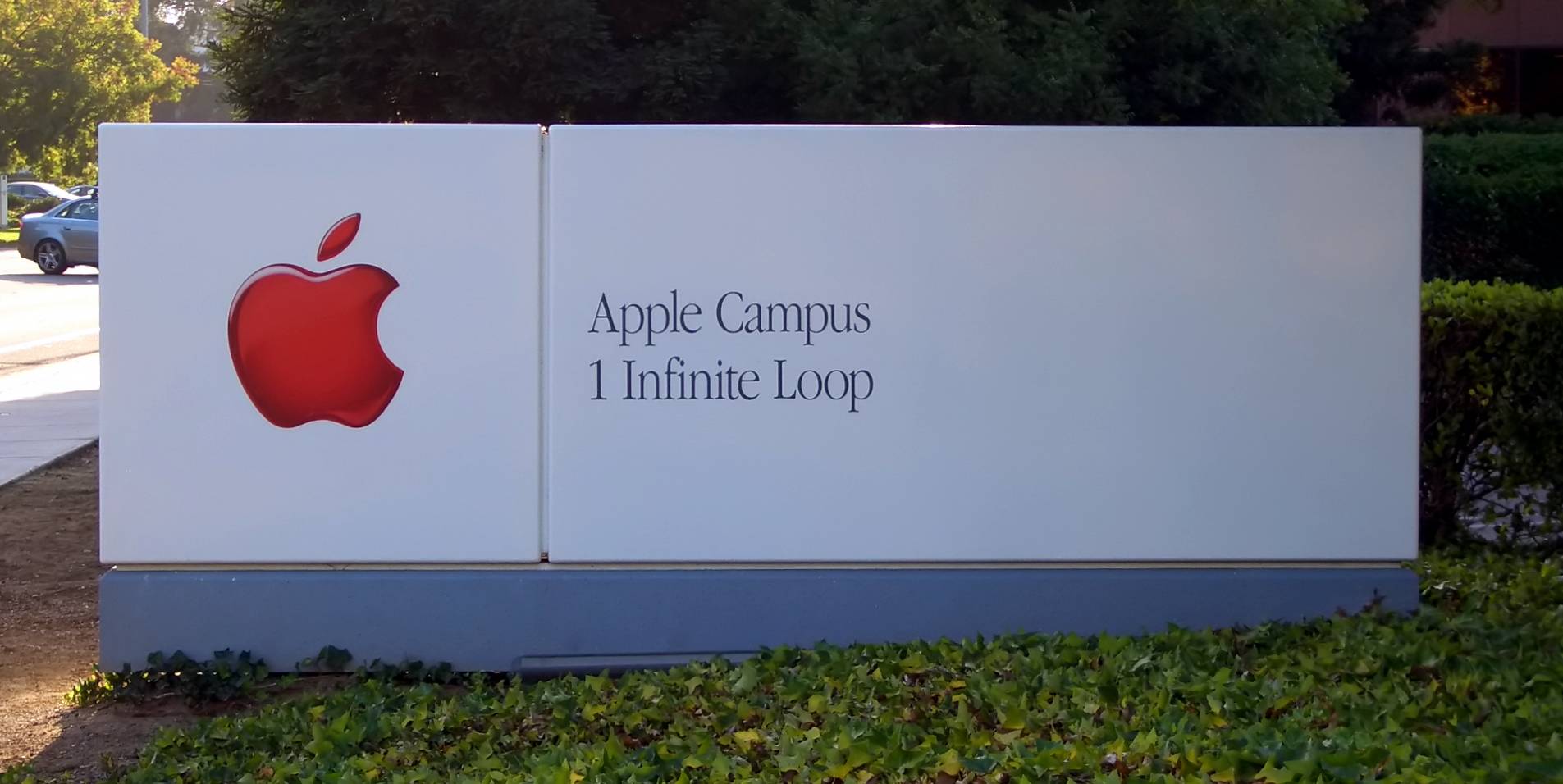 Apple blen toka dhe ndërtesa të HP-së