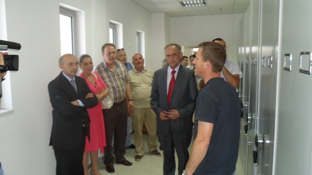 Përurohen raftet e reja të arkivit komunal në Prishtinë