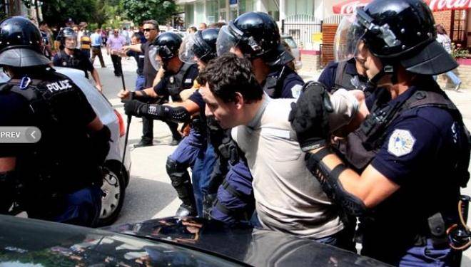 Policia burgos prapë deputetin Albin Kurti dhe deputeten Donika Kadaj-Bujupi