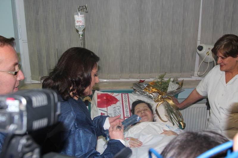 Presidentja Jahjaga vizitoi fëmijën e parë të lindur në vitin 2013 