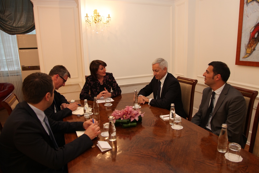 Jahjaga i njoftoi ambasadorët e Kuintit për zgjedhjet