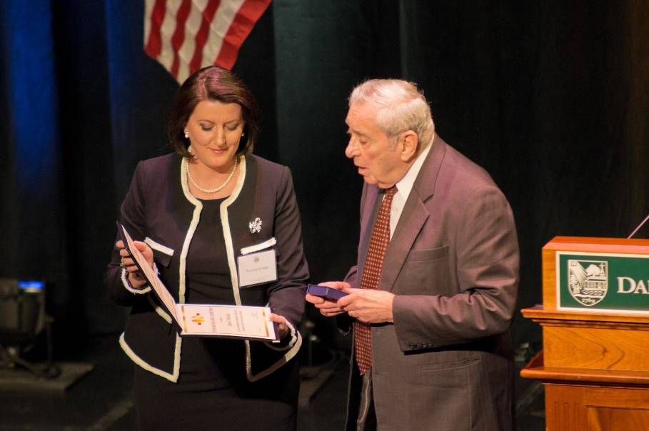 Jahjaga i ndau medaljen humanitare Nëna Terezë, Dr. Jim Strickler