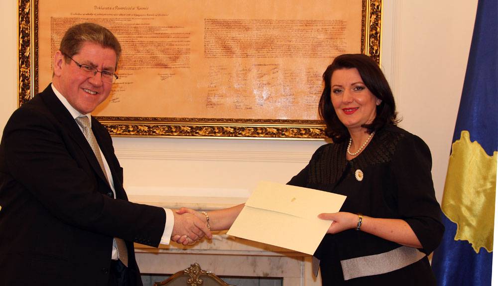 Ambasadorët Mendes dhe Dowling i dorëzuan letrat kredenciale
