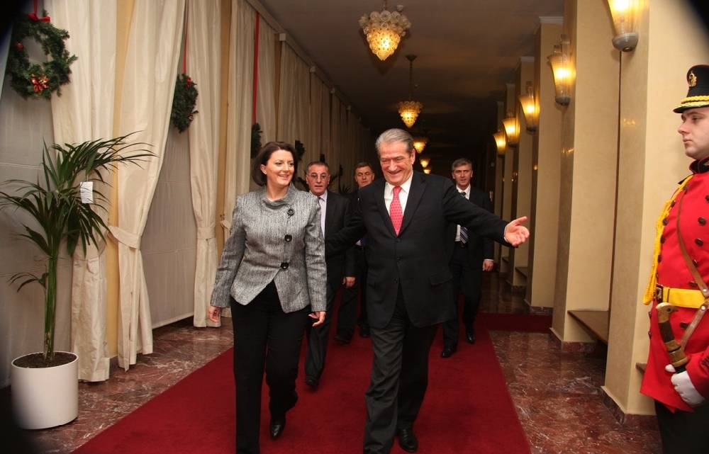 Presidentja Jahjaga në Shqipëri, takon kryeministrin Berisha