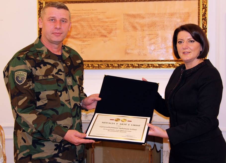 Jahjaga dekoroi gjeneral Selimin me Medaljen e Artë të Lirisë