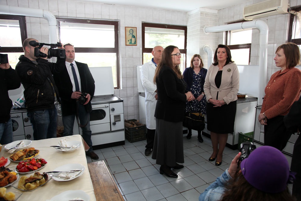 Jahjaga vizitoi kuzhinën popullore në fshatin Prekoc