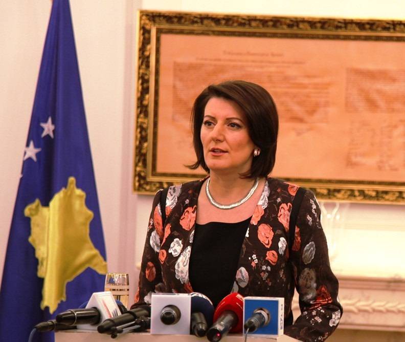 Jahjaga duhet t'i ulë në një tryezë dy blloqet politike 