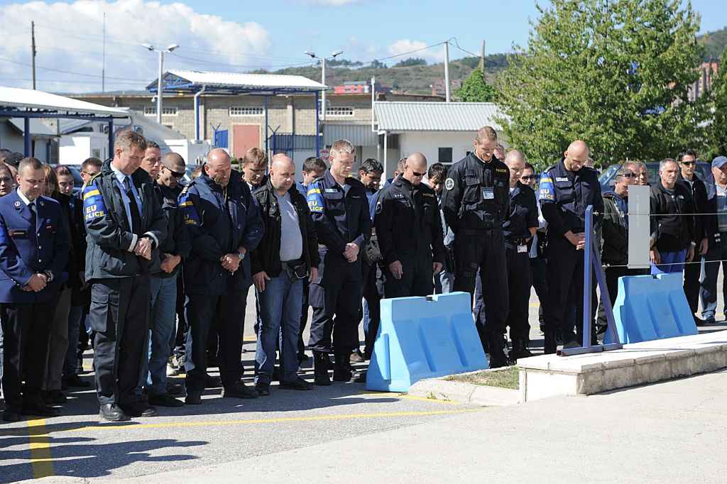 Trupi i pajetë i pjesëtarit të EULEX-it kthehet në Lituani