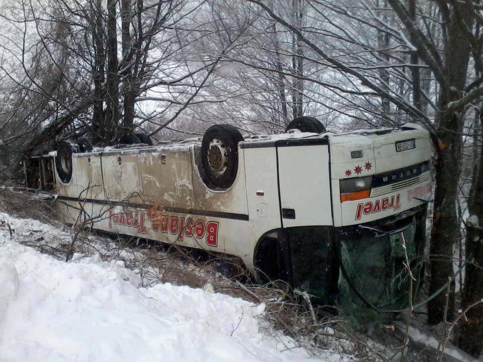 Përmbyset autobusi me 65 nxënës, nuk ka viktima