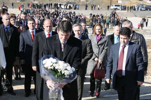 Presidenti Topi viziton familjen Jashari dhe Haradinaj