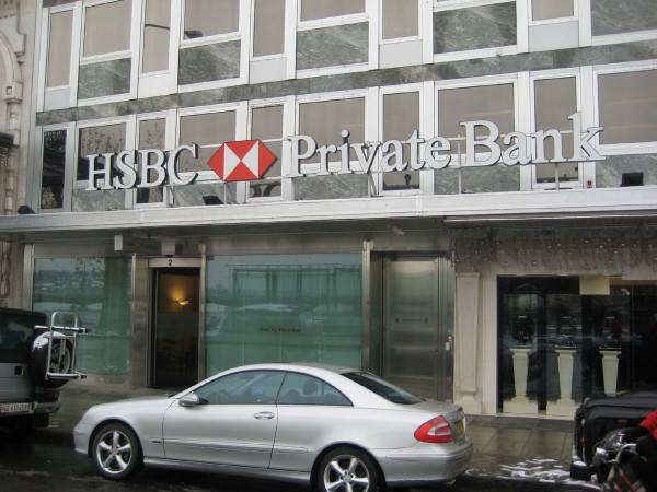 Qeveria zvicerane miratoi masa më strikte për bankat e mëdha