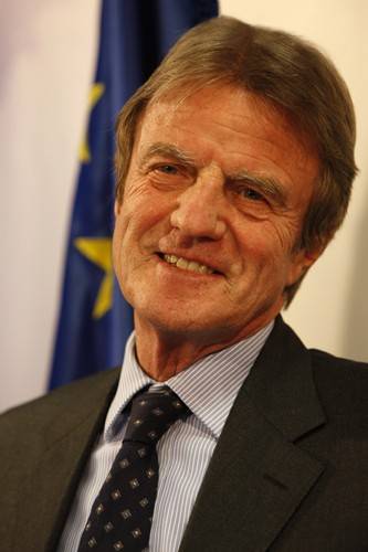 Kouchner sot viziton Kosovën