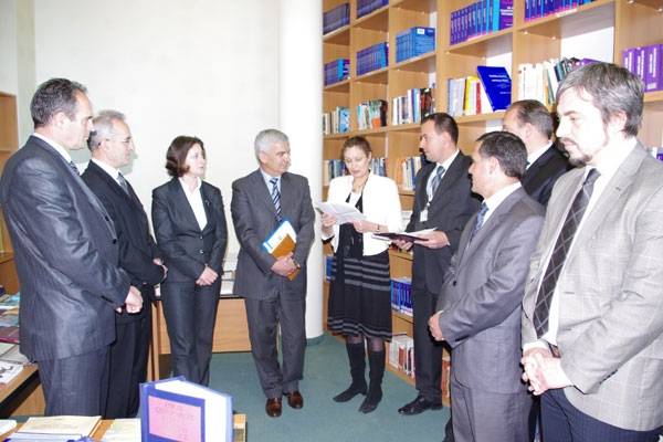 OSBE i dhuron Kuvendit një fond librash 