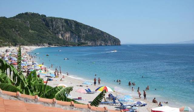 Çelet zyrtarisht sezoni turistik në Durrës 