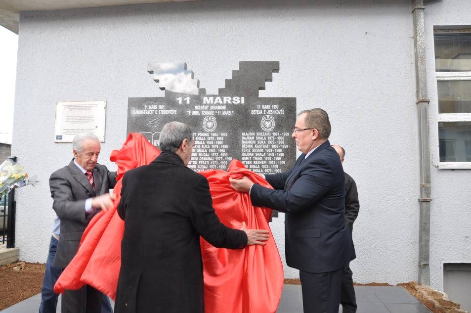 Buja zbuloi pllakë përkujtimore në shkollën “11 Marsi” në Prizren